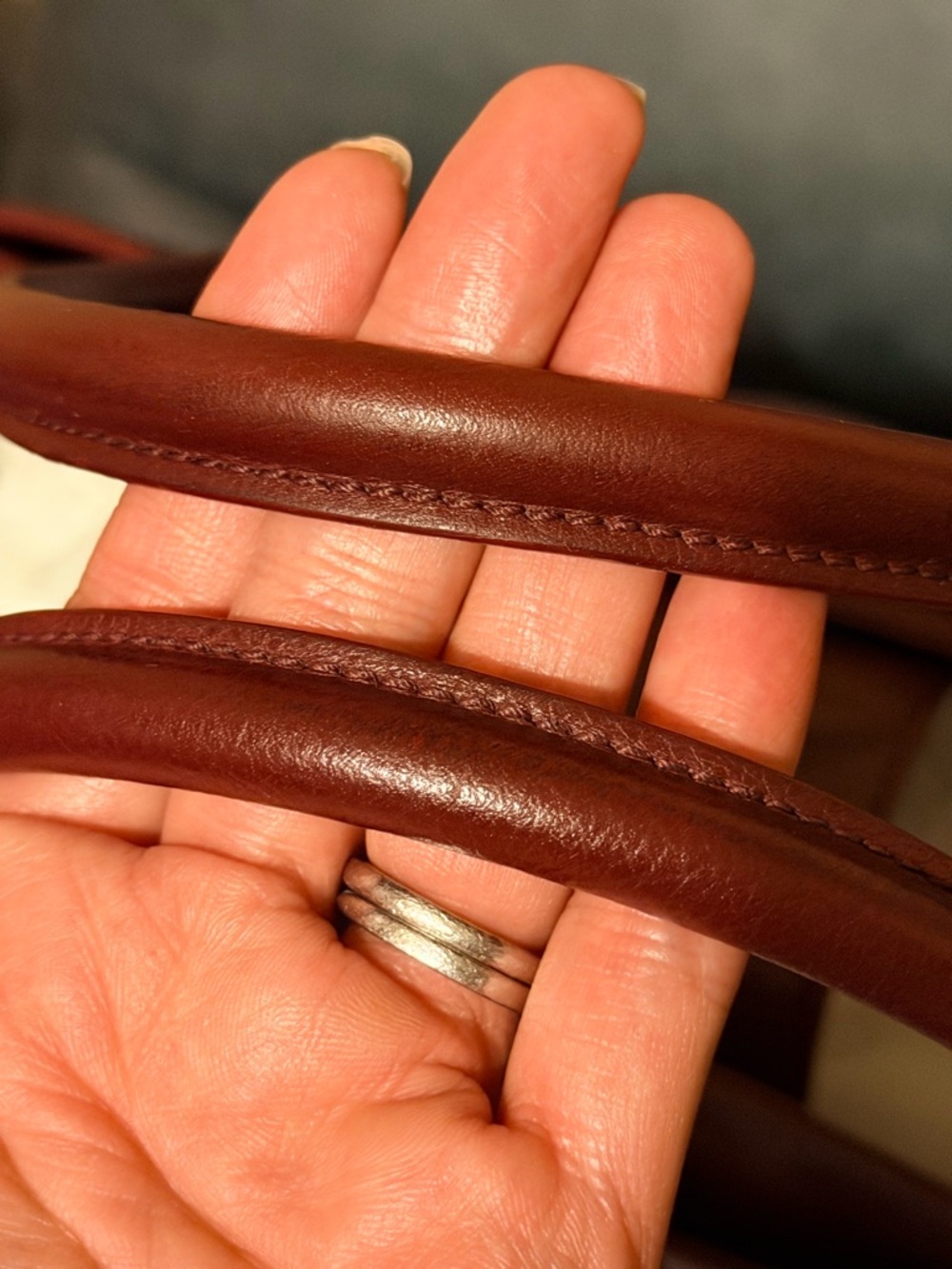 CHANEL Executive Cerf Leather Tote with CC Emblem - Picture 9 of 17